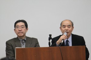 ２　議長を務める五十嵐相談役（右）と三條君（左）